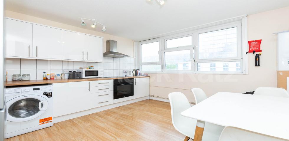 			PERFECT FOR 4 SHARERS!, 4 Bedroom, 1 bath, 1 reception Apartment			 Pickard Street EC1V, ANGEL-CLERKENWELL-OLD STREET